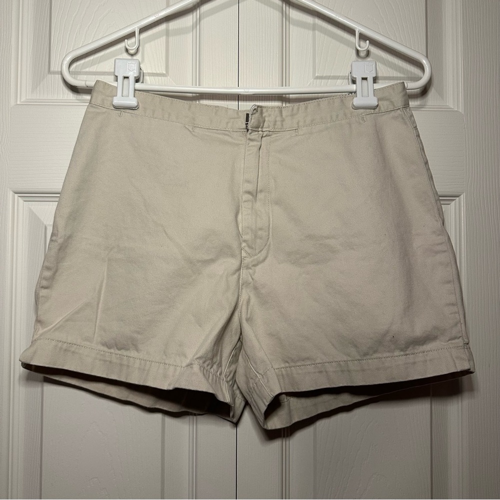Vintage Tommy Hilfiger flat front khaki shorts, size 6, excellent condition